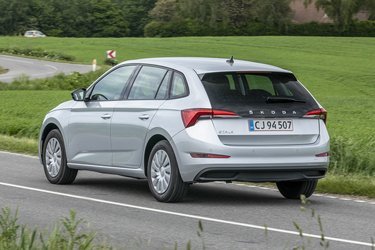 Skoda Scala er en helt ny bilmodel i det, vi kalder Golf-klassen. Den er en mellemting mellem en stationcar og en hatchback og byder på fremragende plads ved bagsædet.