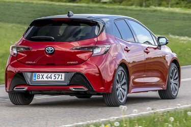 Hvor Corolla tidligere var en kedelig kasse, har Toyota skruet op for den sportslige charme med den seneste generation, hvor især fronten er blevet mere dynamisk.