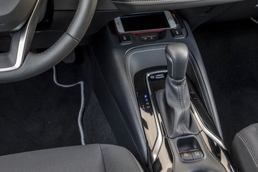 Toyota har valgt en traditionel gearstang i Corolla i stedet for de mere avancerede gearvælgere, som man ser i Prius og Corolla-forgængeren Auris. Et lidt underligt valg, for selvom betjeningen er nem, så virker det ikke moderne. 