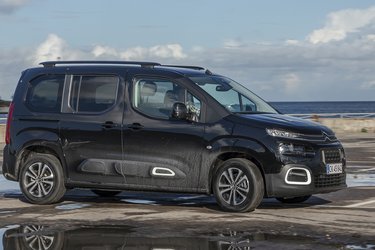 Berlingo har fået de Citroën-typiske kørelyslygter øverst.