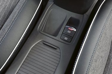 Der er elektrisk p-bremse, der aktiveres automatisk ved stop og igangsætning.