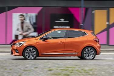 Den nye Clio kommer kun som denne femdørs hatchback. Det betyder, at vi må vinke farvel til stationcarudgaven, som dog fortsætter i den gamle generation et lille års tid endnu.