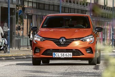 Fronten på den nye Renault Clio har fået et stort logo i midten, en lille radar til nødbremsen over nummerpladen og LED-forlygter. Billigste udgave ventes at koste 140.000-150.000 kr.