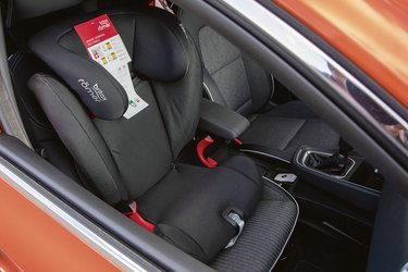 Der er isofixbeslag på forsædet, og det gør det muligt at transportere børn her. Fabrikanten anviser detaljeret om frakobling af airbag i passagersiden. Ved bagsædet savner vi både friskluftdyser og strømudtag til bagsædets passagerer. Udsynet deromme er ikke særlig godt, og ruderne er tonet så mørke, at det ikke er let at se ud. Renault laver mange fine børnebiler, men Clio er ikke en af dem.