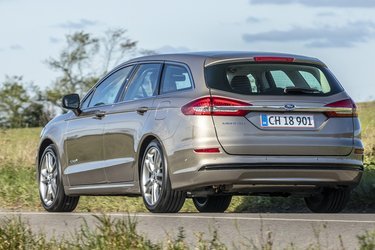 Ford Mondeo stationcar er netop kommet i en hybrid-udgave, der kører væsentlig længere på literen end hidtil. Den er desværre behæftet med en del indskrænkninger i brugsværdien.