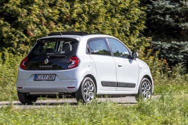 Twingo har et meget kompakt design, med en lille baglygte reference til Renault 5 Turbo, dog uden brede skærmkasser bag.