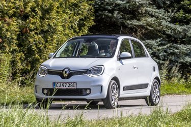 Der er LED-kørelys på Twingo, hvor den tredje generation kom på markedet i 2014. Du kan se luftindsugning til hækmotoren over venstre baghjul.