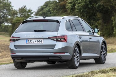 Kromlisten, der forbinder de to baglygter, er den nemmeste måde at spotte faceliftet af Skoda Superb. Ellers er designet som altid stringent og elegant. Alt det, som Skoda ikke var i 1980’erne.