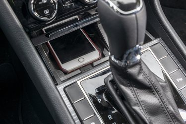 Det er lidt svært at få mobilen lagt på plads, men når først den er dernede, så er trådløs opladning standard på alle udgaver af Superb. Dog ikke kombineret med trådløs Apple CarPlay, her skal du bruge kabel. Android Auto er ikke lanceret endnu. 