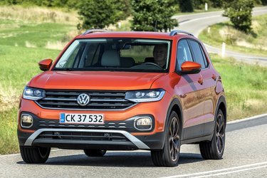 T-Cross er lidt kantet at se på. Men formen har den fordel, at der er god plads i højden i kabinen og et godt udsyn, fordi bilen har et stort rudeareal. 