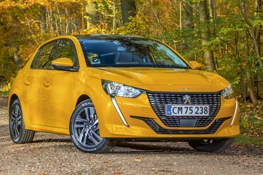 Den nye Peugeot 208 fastholder forgængerens grundlæggende form, men byder sig alligevel til med et markant fornyet ydre, hvor særligt fronten ser meget indbydende ud med de lodrette LED-kørelyslygter og den dekorerede køler.