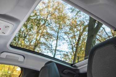 For 10.000 kr. ekstra kan man udstyre bilen med glastag. Det kan ikke åbnes, men giver dejligt lys i kabinen. Et gardin kan elektrisk køres for, hvis solen generer.