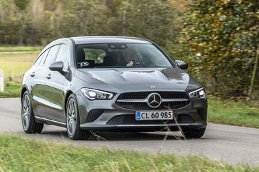 CLA-designet er sportsligt og dynamisk. Og set skråt forfra skjules stationcarformen elegant af den bløde coupé-taglinje. Merprisen for shooting brake-formen er blot 15.000 kr. i forhold til den almindelige CLA.