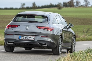 Det er bagfra, at CLA Shooting Brake skiller sig mest ud. Med elegante baglygter og flotte linjer. Eneste påklistrede er modelangivelsen i venstre side.
