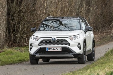 Toyota RAV4 kom tidligere på året i en helt ny generation med skarpe linjer og mulighed for tofarvet lakering.