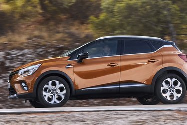 Captur er en mini-SUV med god plads til en familie. Bemærk, hvordan dørenes bredde er maksimeret, så de går fra forhjul til baghjul.