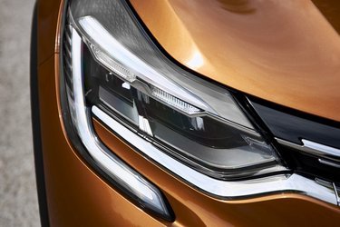 Alle udgaver har LED-forlygter, og i topudgaverne kan de selv blænde op og ned. Der fås ikke matrix-LED lygter til Captur.