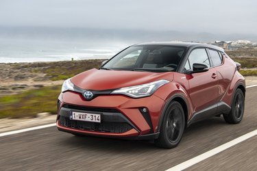 Toyota C-HR er frisket forsigtigt op i fronten og har fået et bredere luftindtag forneden.