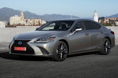 Lexus ES er en stor sedan i klasse med Mercedes E-klasse/BMW 5-serie. Modellen er lige kommet på markedet.