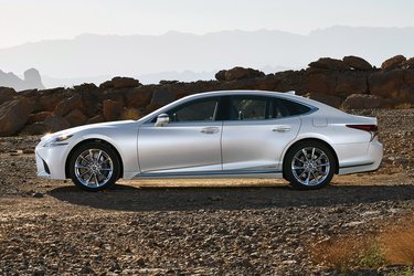 Lexus LS 400 er i liga med Mercedes-Benz S-klasse og var Lexus' første model for 30 år siden.