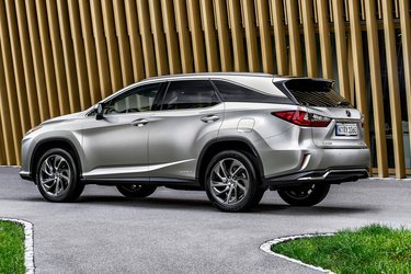 Lexus RX fås også - inkl. i Danmark - i denne forlængede udgave med seks eller syv sæder.