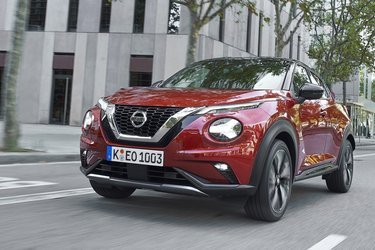 Nissan Juke har fået en mere afdæmpet front. Væk er de spøjse frøøjne. I stedet har crossoveren fået nogle runde, supplerende forlygter.