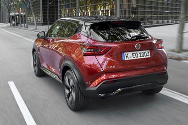 Juke har stadig et aparte bagparti i coupé-stil. Kofangeren er gjort mindre udstikkende, og det bidrager til et mere let design.