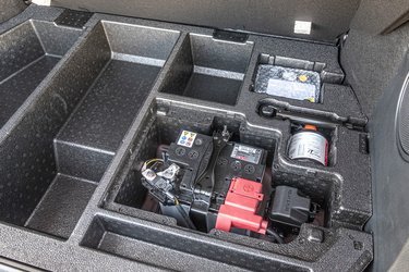 Rummet under gulvet er reduceret i 2.0-hybriden, da startbatteriet er flyttet fra motorrummet til bagagerummet. Dermed skrumper bagagepladsen fra 377 liter til 358.
