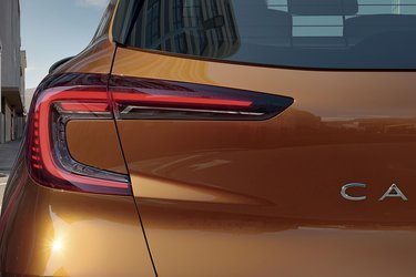 De nye baglygter er af LED-typen og giver bilen en flot signatur i gadebilledet. Desværre er de ikke tændt sammen med kørelyset, og det kan være generende for de øvrige trafikanter. Alle udgaver er dog udstyret med en automatik, der selv tænder lyset, når det bliver mørkt.