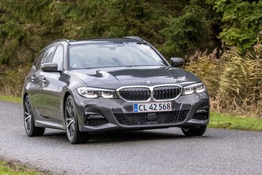 Syvende generation af 3-serien blev lanceret her i 2019, og det mærkes især på de digitale muligheder bilen byder på. Og så er køreegenskaberne blevet mere dynamiske. Tak for det!