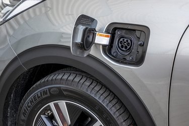 Ladestikket sidder på venstre side af bilen foran førerdøren. Det ses på flere plugin-hybridmodeller og det er nemt at huske, at tage stikket ud før man drager afsted. Med relativt kort rækkevidde, skal man stort set lade hver dag.