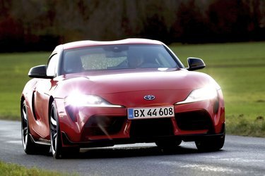 Supra er lunefuld i vådt føre. Hvis du ikke er varsom med speederfoden, så er resultatet hjulspind eller måske endda en smule sidelænskørsel. Den intense køreoplevelse blev tildelt Årets Bil i Danmark 2020 – Bilglædeprisen.