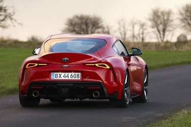 Supra er meget typisk japansk i sine linjer, og især baglygterne giver modellen en klar signatur. Den lidt høje hækspoiler er ikke så integreret i designet, men nødvendig i forhold til den aerodynamisk balance.