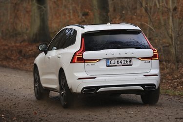 Vi har her testet topudgaven af Volvo XC60 i det, der hedder R-Design. Så har bilen fået en del sportslige designelementer både ude og inde, som f.eks. de to store udstødningsporte bagtil.