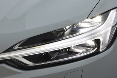 Som standard har XC60 LED-forlygter, men man skal betale 35.000 kr. ekstra for en Teknik-pakke, hvis man vil have disse adaptive LED-forlygter, der løbende tilpasser lyskeglen efter trafikforholdene. Pakken er egentlig attraktivt prissat, da man desuden får navigationsanlæg, bakkamera, sikkerhedsudstyr og Apple CarPlay.