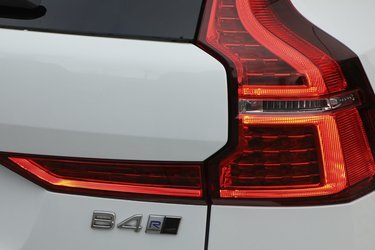 Med den nye mild-hybridmotor følger også nye motorbetegnelser, der altid hedder B, uanset om det er en benzin- eller dieselvariant. Denne XC60 B4 har en dieselmotor med 48-Volt mild-hybridteknik.