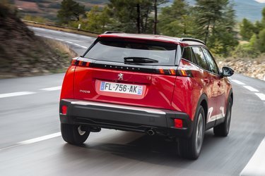 Bagtil er de karakteristiske Peugeot-baglygter med tre lodrette lamper. C-stolpen ligner en rude, men er blot en sort detalje.