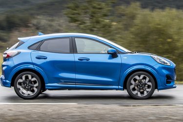 Fra siden ses vinduernes coupé-linjer og tagets lange linje, der mere minder om en stationcar. Det afspejler Puma’s karakter som en køreglad og rummelig bil.