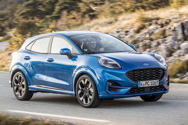 De store forlygter giver bilen en front, der ser glad og smilende ud. Store dele af bilen er identisk med Fiesta, bl.a. taget og forruden.