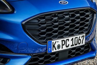 Puma fås i flere design-linjer med hver sin front. Her er det ST-Line. Under nummerpladen anes radaren til nødbremsen og den adaptive fartpilot.