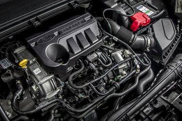 I starten kommer Puma med denne trecylindrede benzinmotor på én liter. Den kommer i tre versioner, hvor den mindste med blot 95 hk er uden hybridteknik. I de øvrige trækker en elmotor med via en rem.