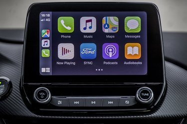 I midten af instrumentbordet findes en stor trykskærm, der bl.a. indeholder Apple CarPlay. I Ford-menuerne kan man vælge danske tekster.