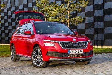 Vi er generelt meget positive overfor Skoda Kamiqs egenskaber, men prisen er i den høje ende, og det trækker ned i den samlede vurdering. Men er det ikke et problem, er Kamiq en oplagt bil for hele familien.