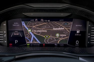 Det digitale instrumenthus er ikke standard, men koster 6.400 kr. ekstra. Det følger også med i den store udstyrspakke til 29.500 kr. Man kan vælge mellem flere indstillinger, og med navigationsanlæg kan man få kortet vist i instrumenthuset.