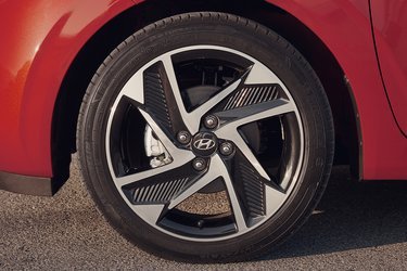 Som standard kommer i10 med 14-tommers hjul, men man kan tilkøbe ret store 16-tommers letmetalhjul, som dem, der her er monteret på testbilen.