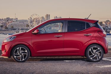Hyundai i10 er kun blevet 5 mm længere, men den vigtige akselafstand er øget med fire cm. Det har givet bedre plads i kabinen.