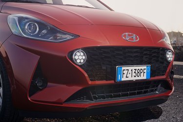Hyundai i10 har halogenforlygter og separate LED-kørelys, der er monteret i de runde lygter i midten. Nær- og fjernlyset kan selv skifte op og ned afhængig af trafikken.
