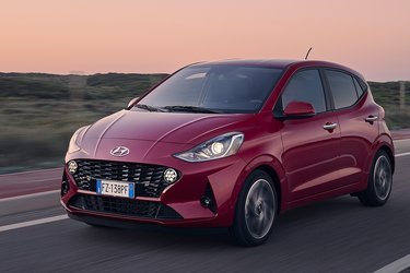 Hyundai i10 er klar i tredje generation. Den er helt ny fra ende til anden og kendes let på de runde kørelyslygter.