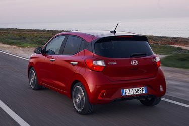 Hyundai i10 er en femdørs hatchback med rimelige pladsforhold og et nydeligt design.