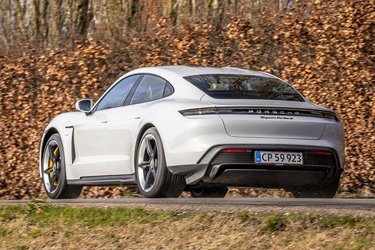 Man kan bedst betegne karrosseriet som en Sports-sedan. Der er fire sidedøre og et udvendigt bagagerum både for og bag. Bilen ses som en konkurrent til bl.a. Tesla Model S.